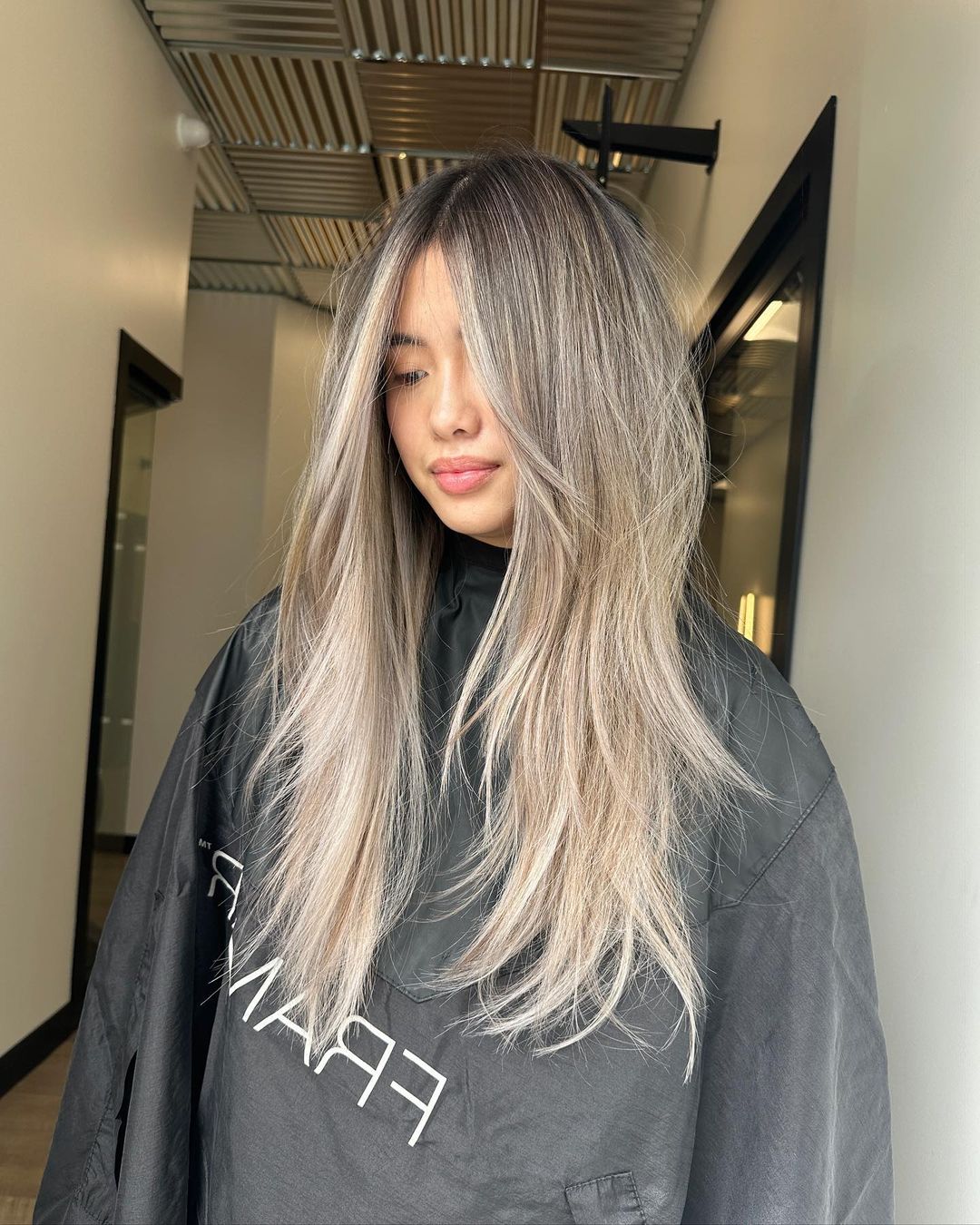 asgrauwe ijsblonde balayage