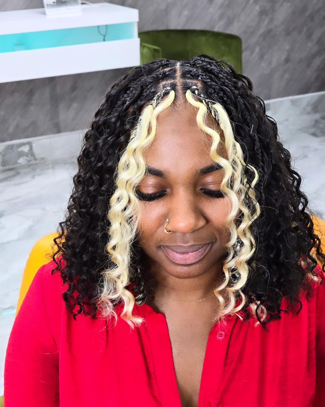 Black Box Braids With Blonde Money Piece (tresses noires avec mèches blondes)