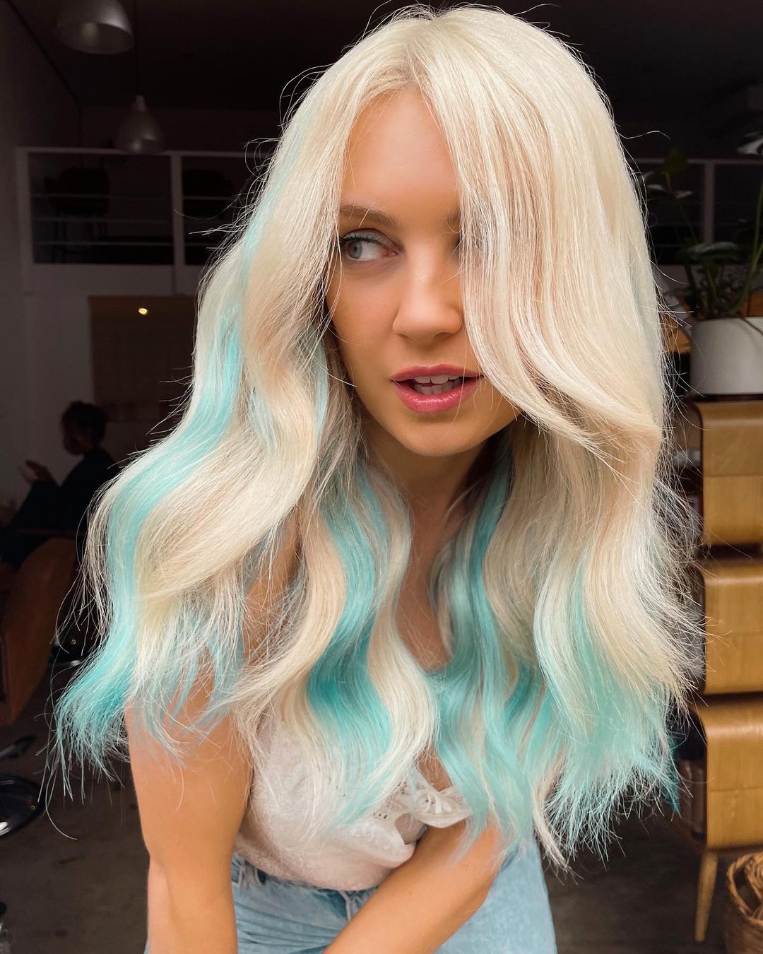 Cheveux blonds avec mèches bleu pastel