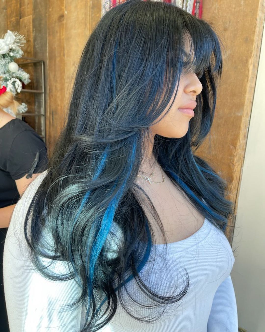 Mèches bleues sur cheveux foncés