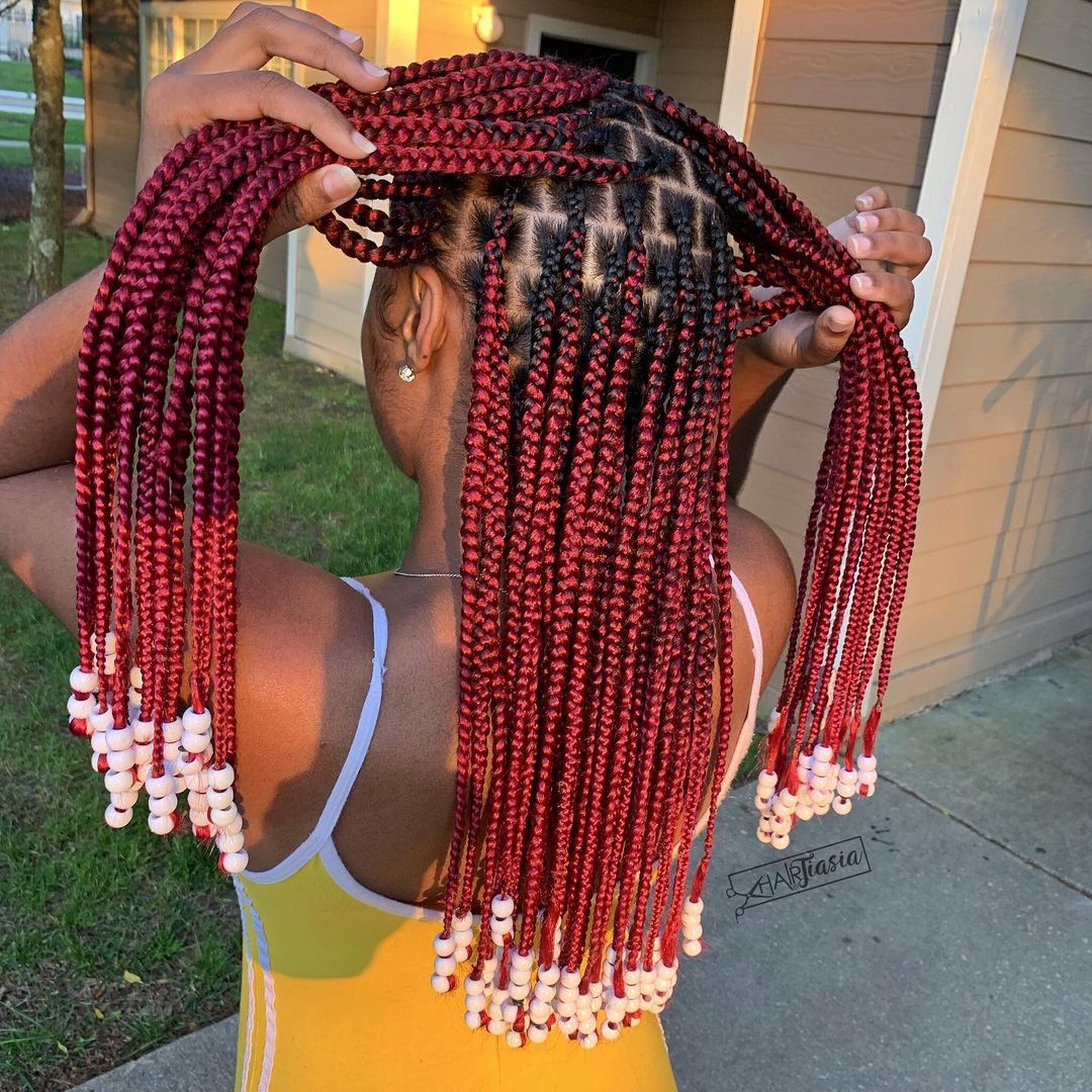 Boîte de tresses rouges avec perles 