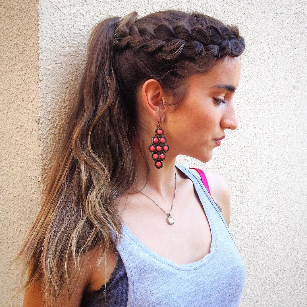 Coiffure avec tresse sur la couronne avant