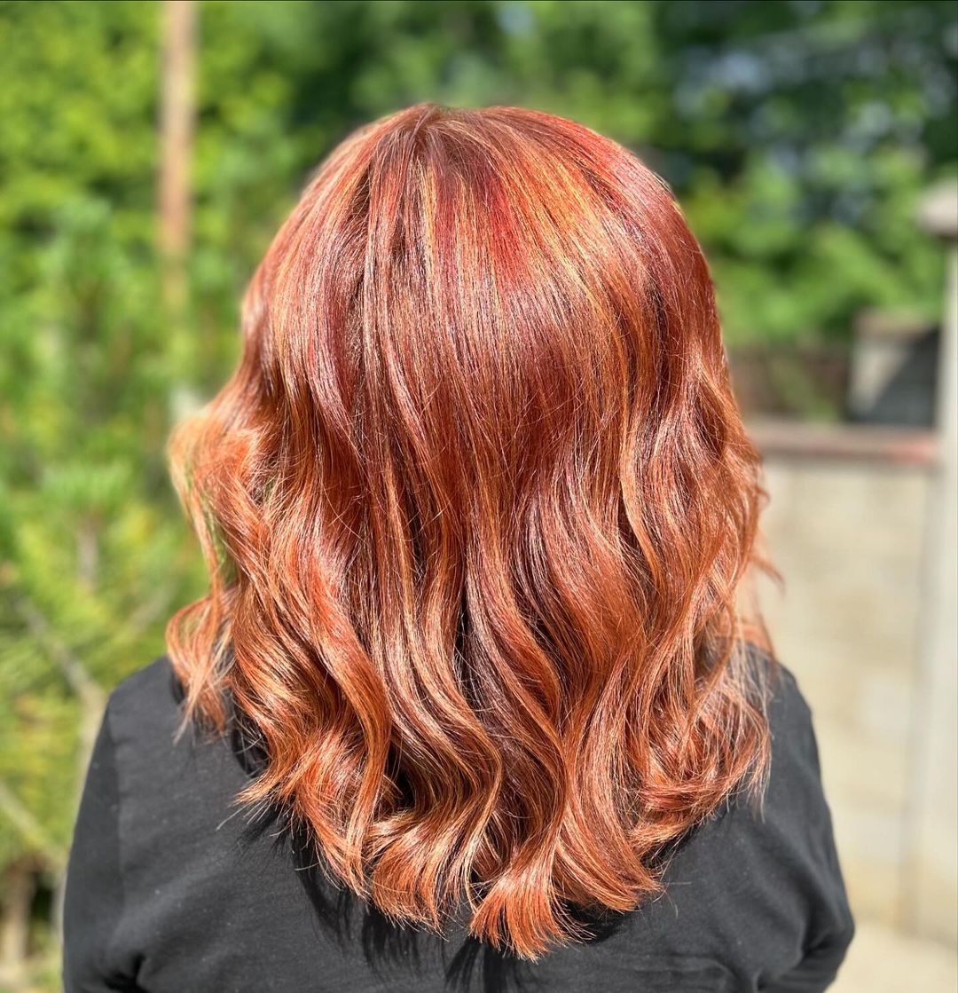 Styles brun-rouge avec des nuances ensoleillées