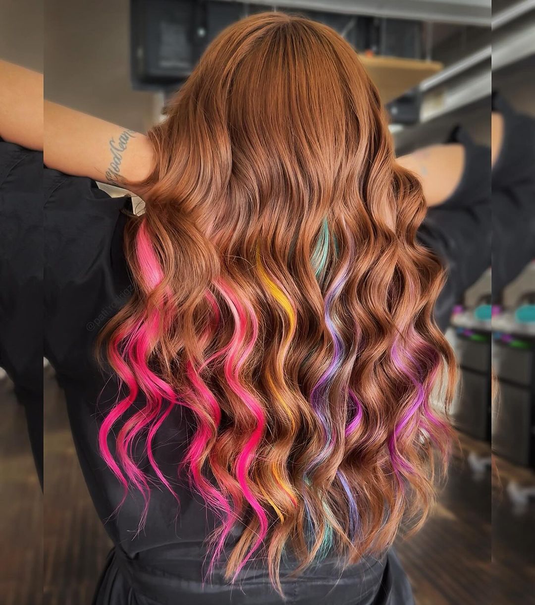 Pelo moreno con mechas en varios colores