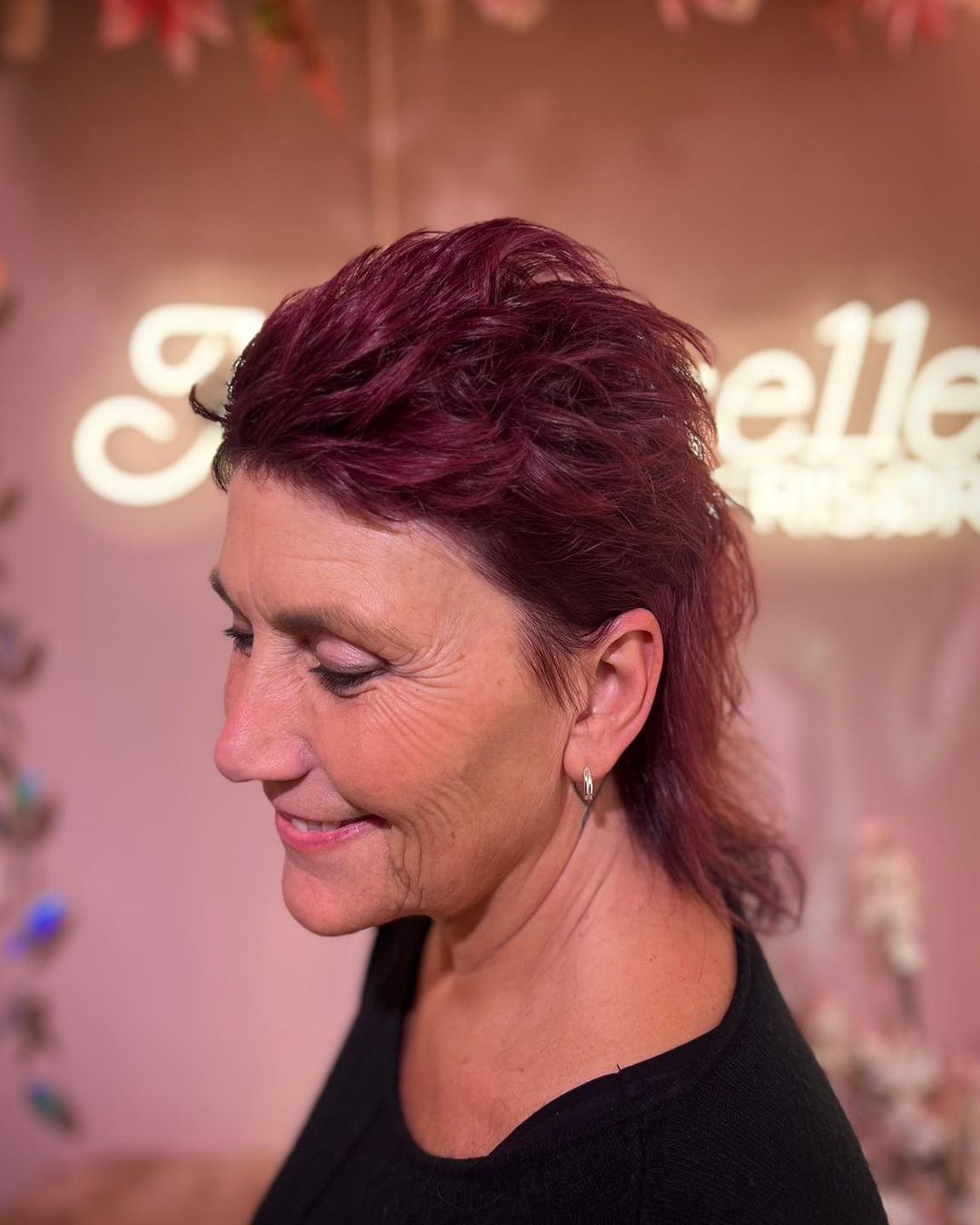 Burgundy Edgy Mullet Kapsel Voor Oudere Vrouwen