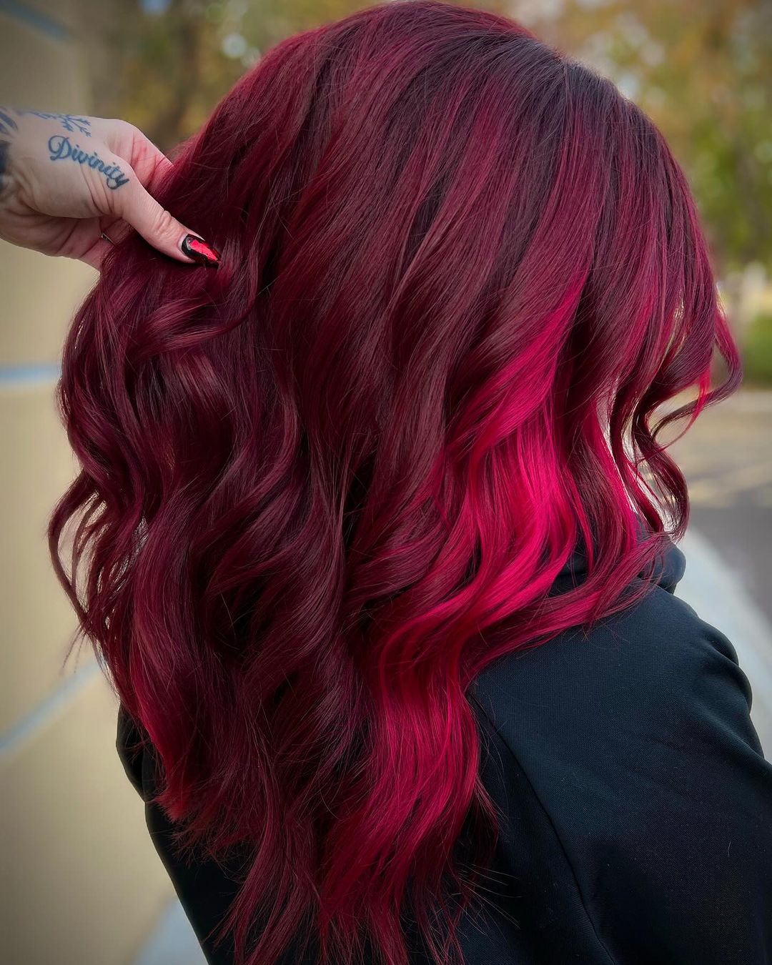 Cheveux rouges bourguignons avec reflets roses