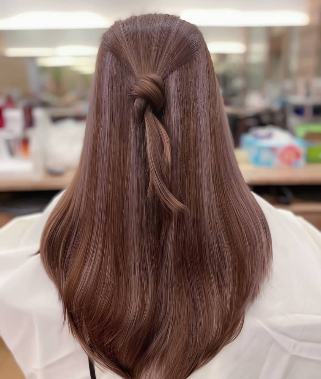 Cabelo castanho caramelo com madeixas de lavanda