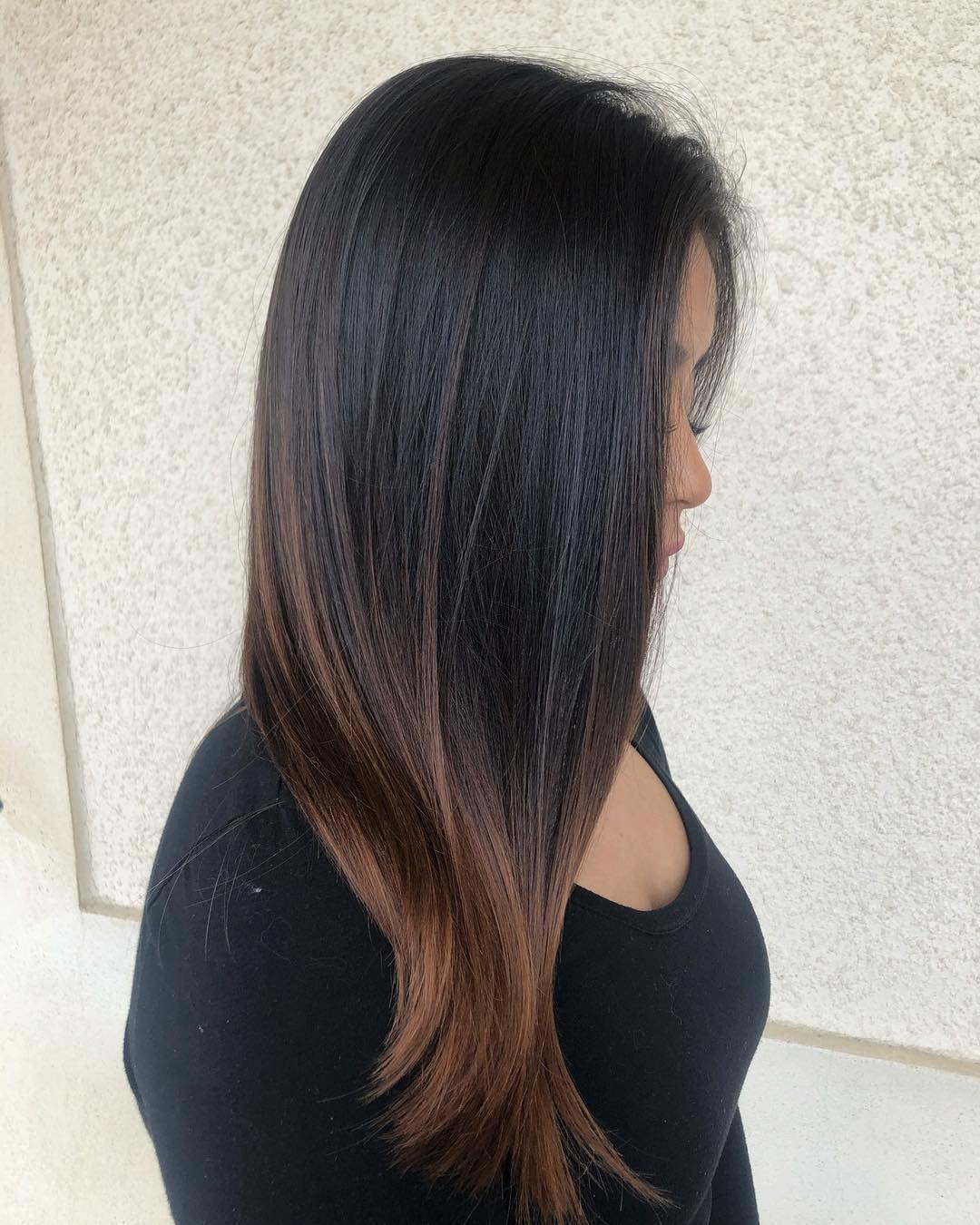 Balayage Castaño Caramelo Sobre Cabello Negro