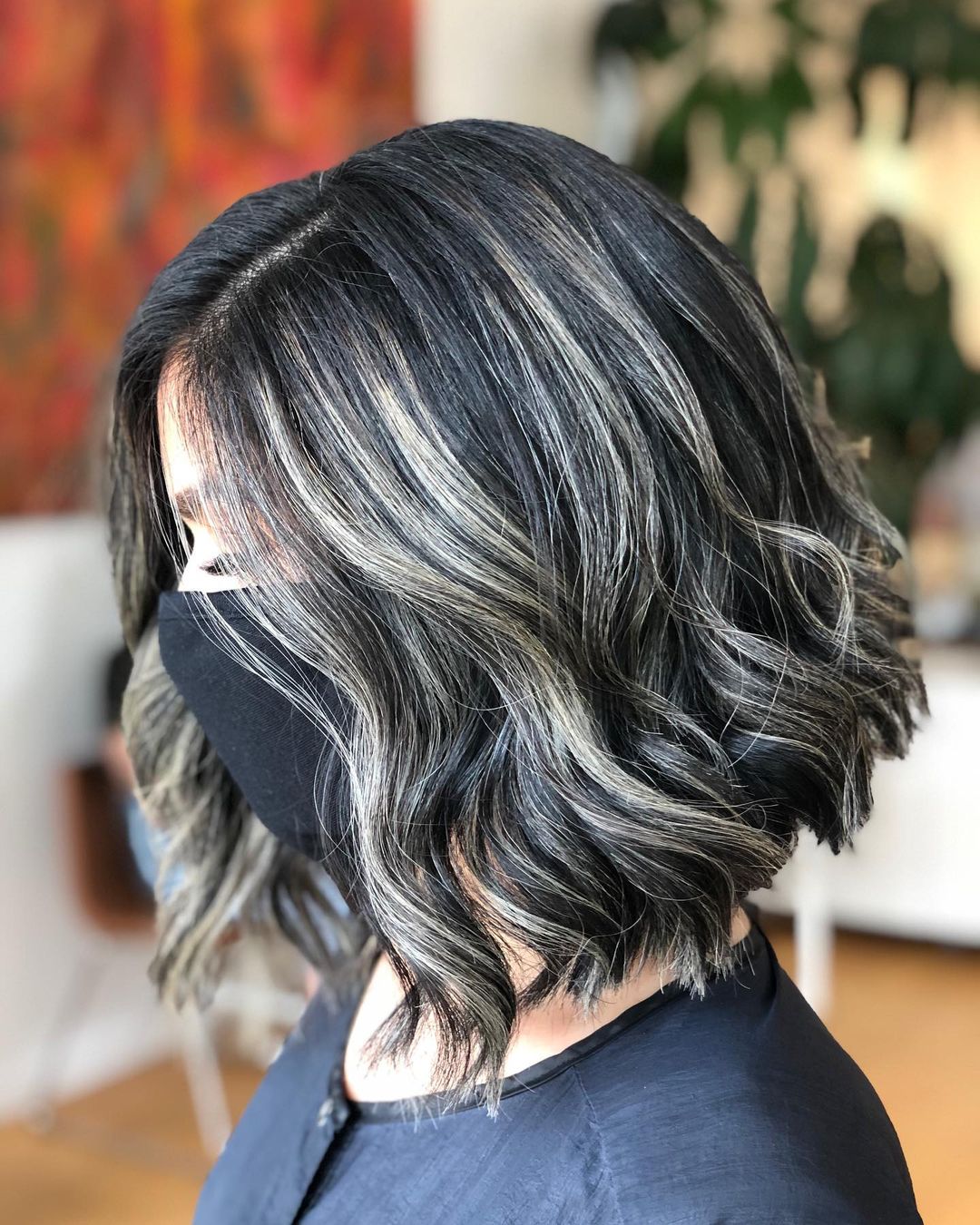 Balayage rubio frío en el pelo negro