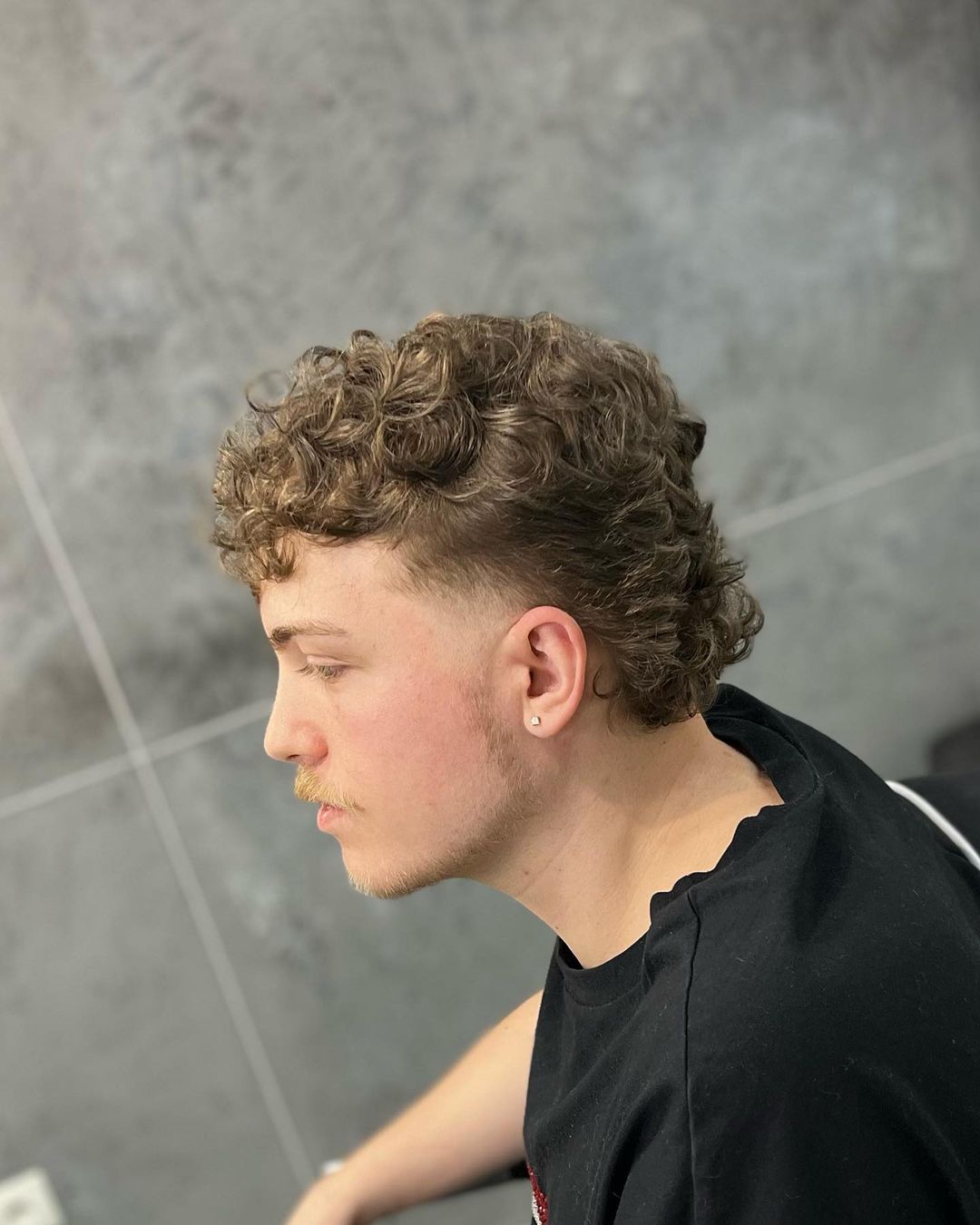 Mullet bouclé avec petite décoloration en pointe