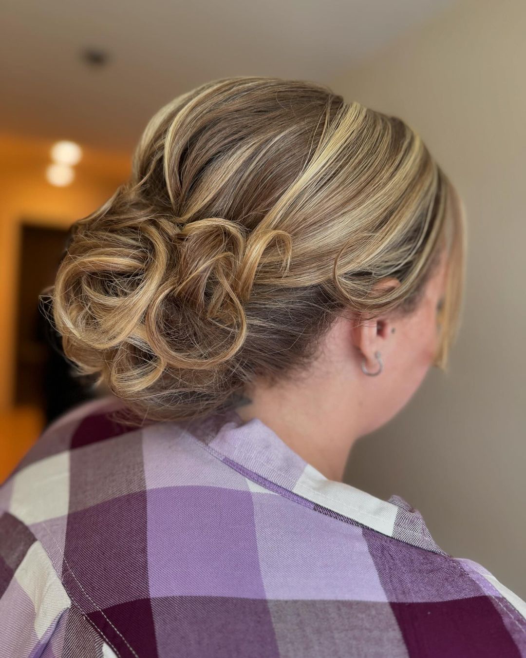 coiffure bouclée updo