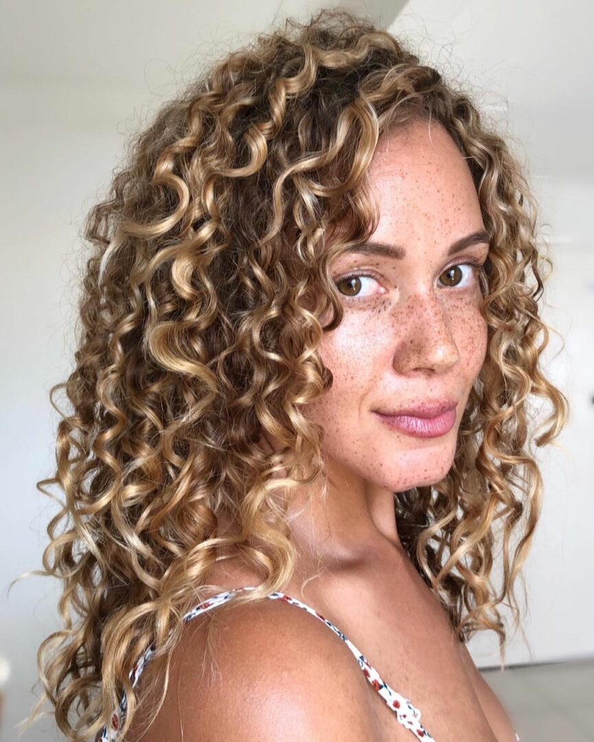 10 Id es De Balayage Pour Les Cheveux Boucl s Afin D ajouter Un clat 