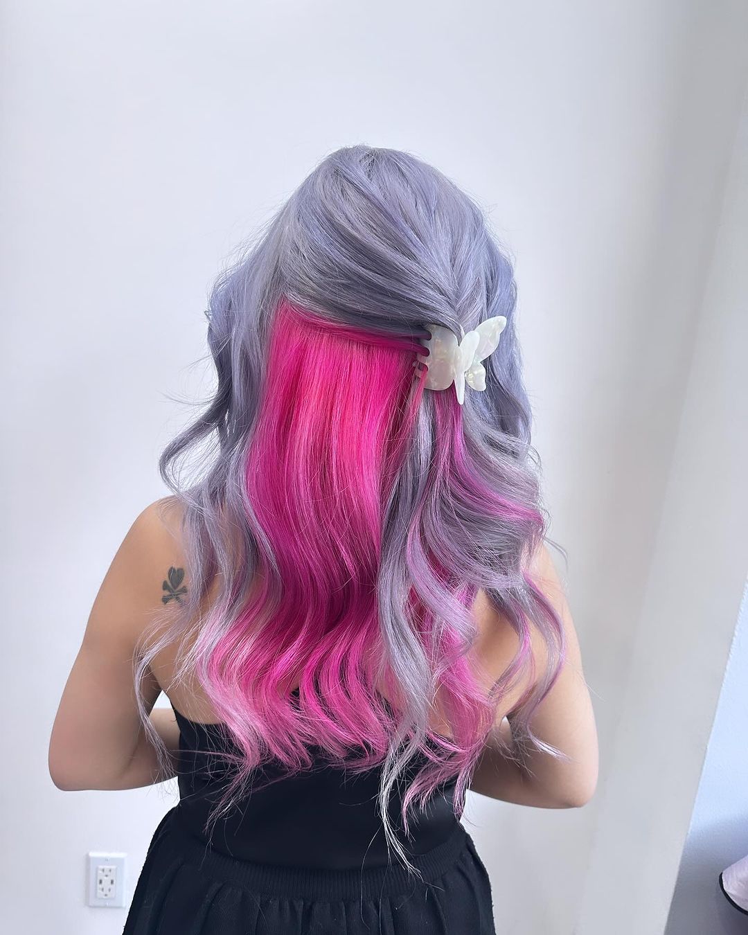 Cabelo cinzento com madeixas cor-de-rosa Peekaboo