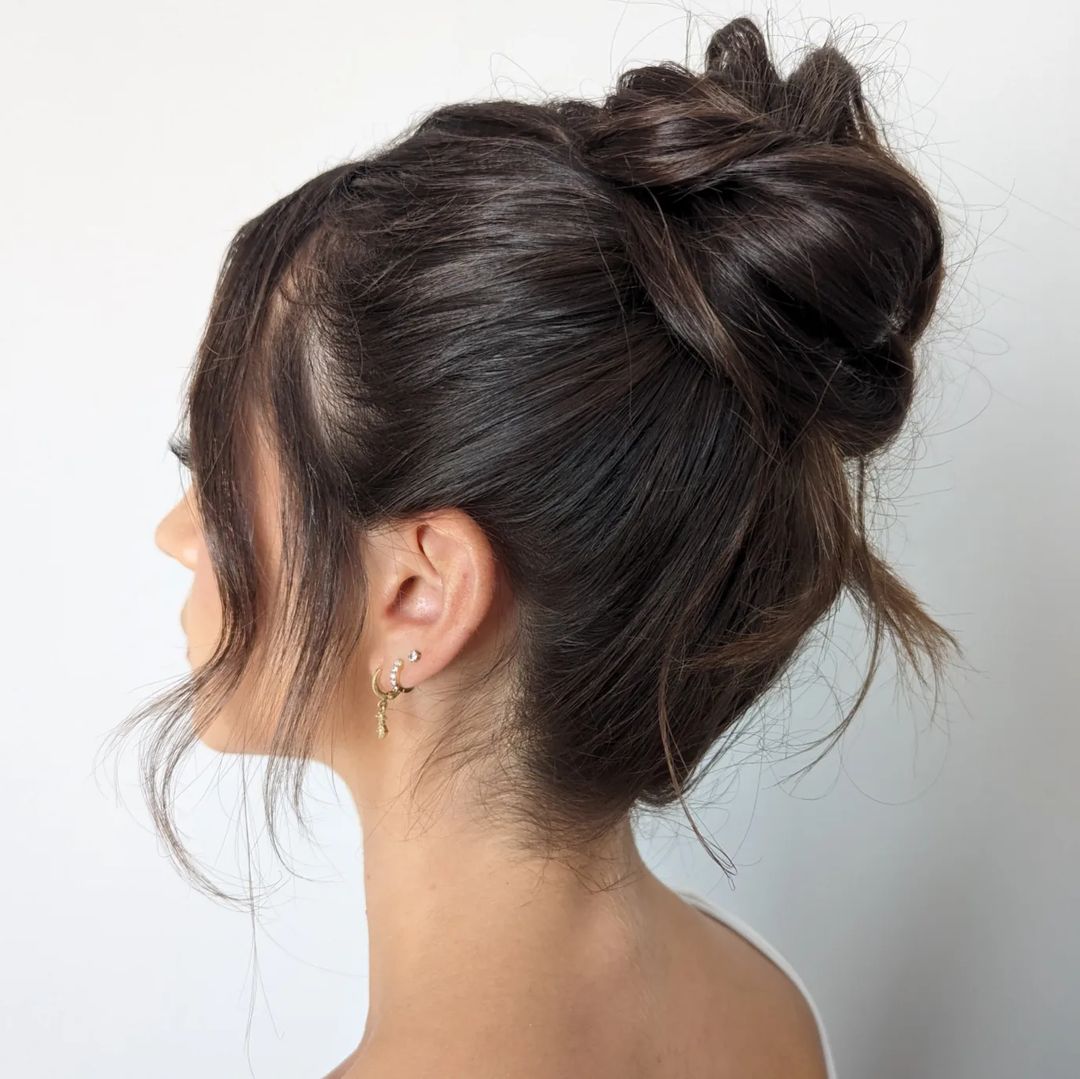 chignon alto e disordinato