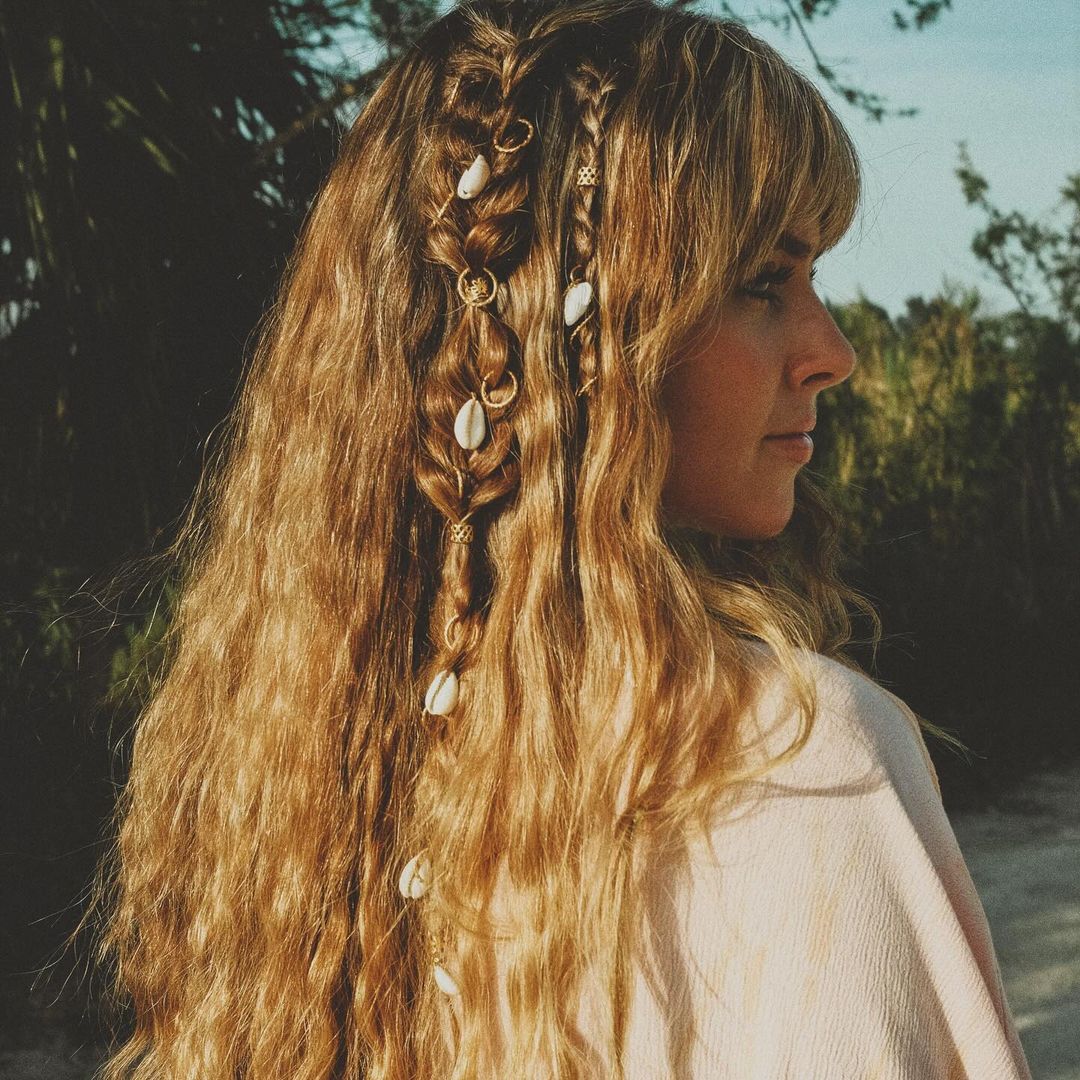 Cabelo hippie inspirado na era dos anos 60 