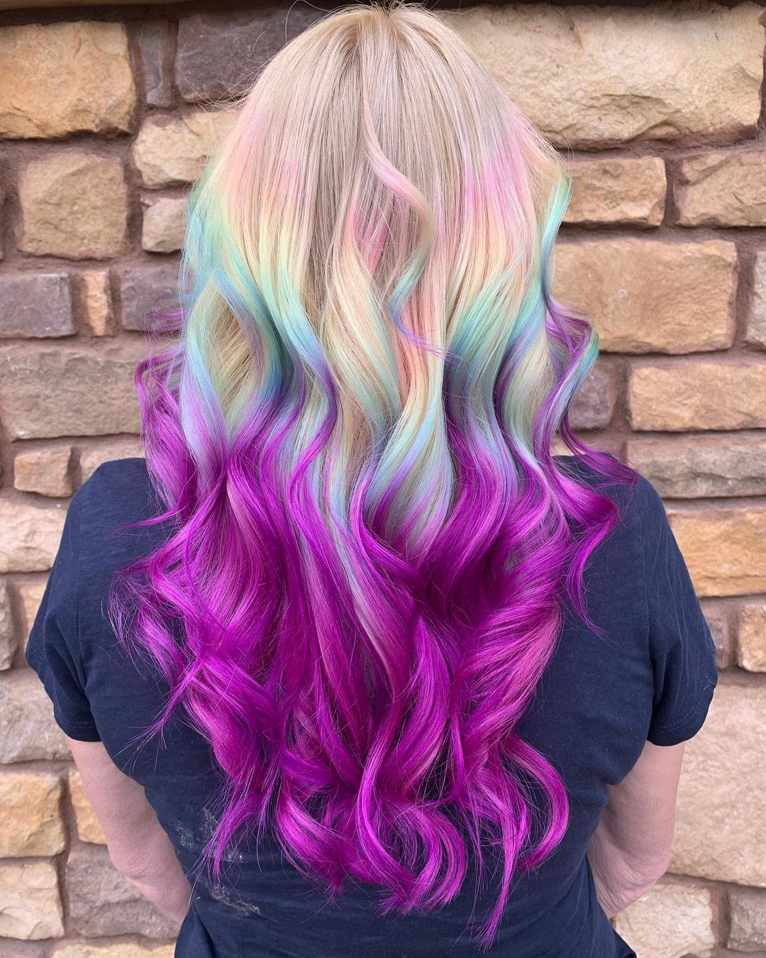 Cheveux holographiques d'un violet éclatant