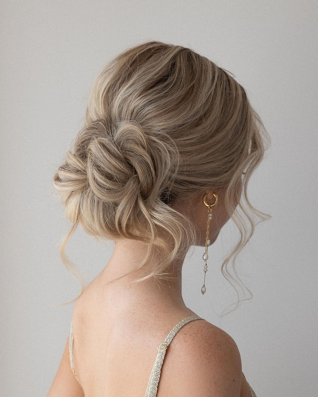 chignon basso e disordinato