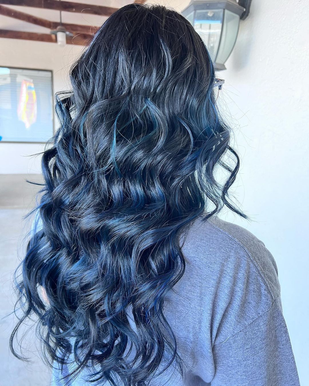 Cabelo azul safira da meia-noite 