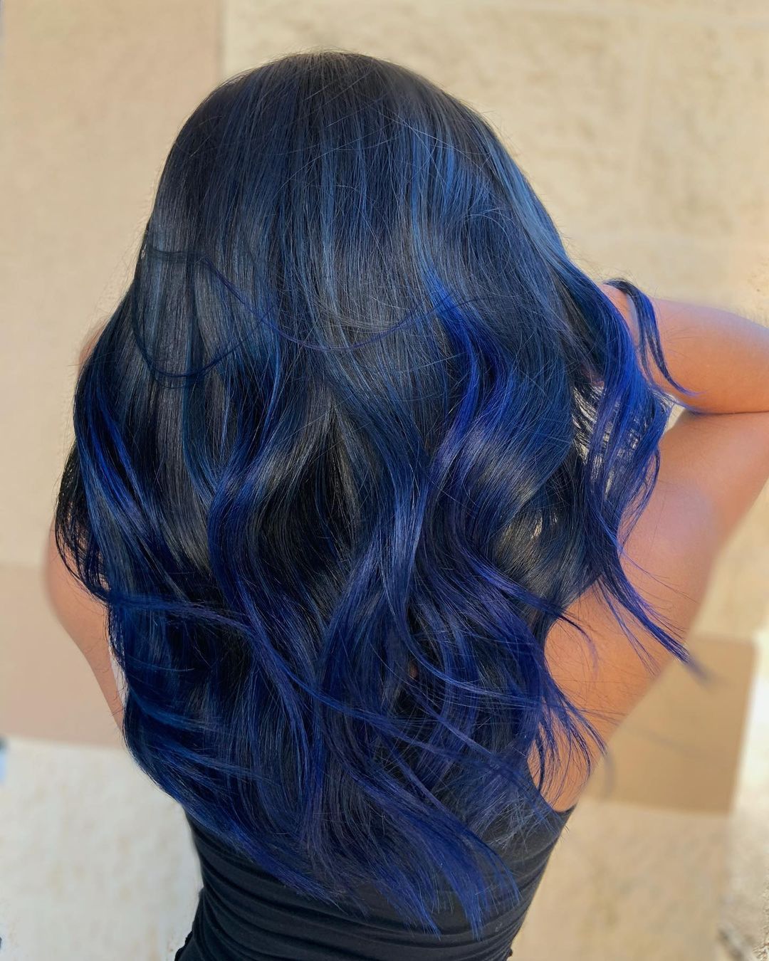 Cheveux bleu nuit 