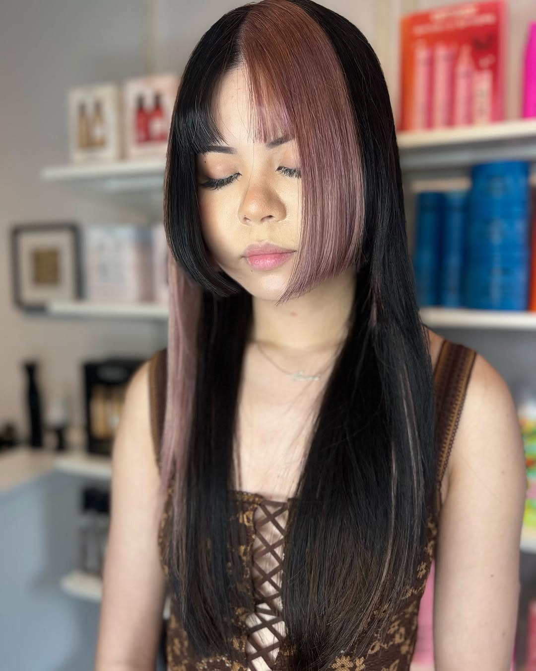 Cabelo de polvo com tons de preto e roxo pálido