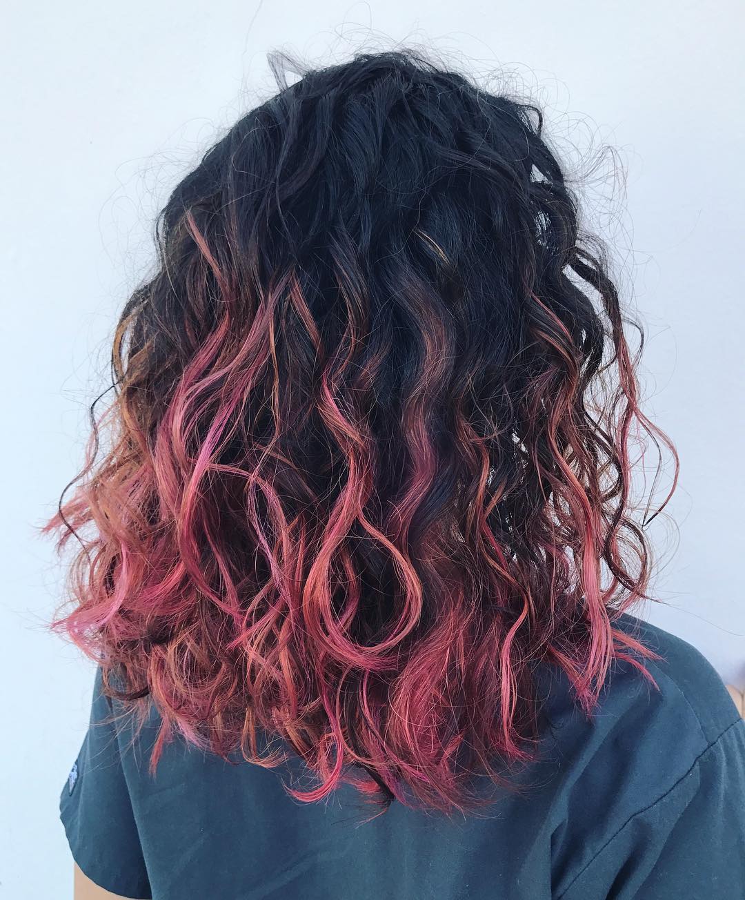 pelo rizado rosa balayage