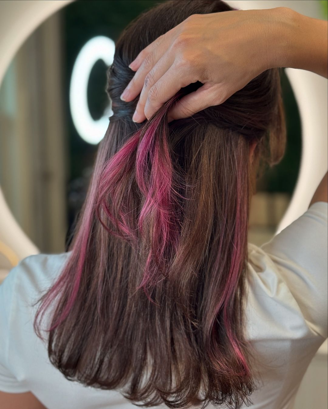 Roze kiekeboe highlights op brunette haar