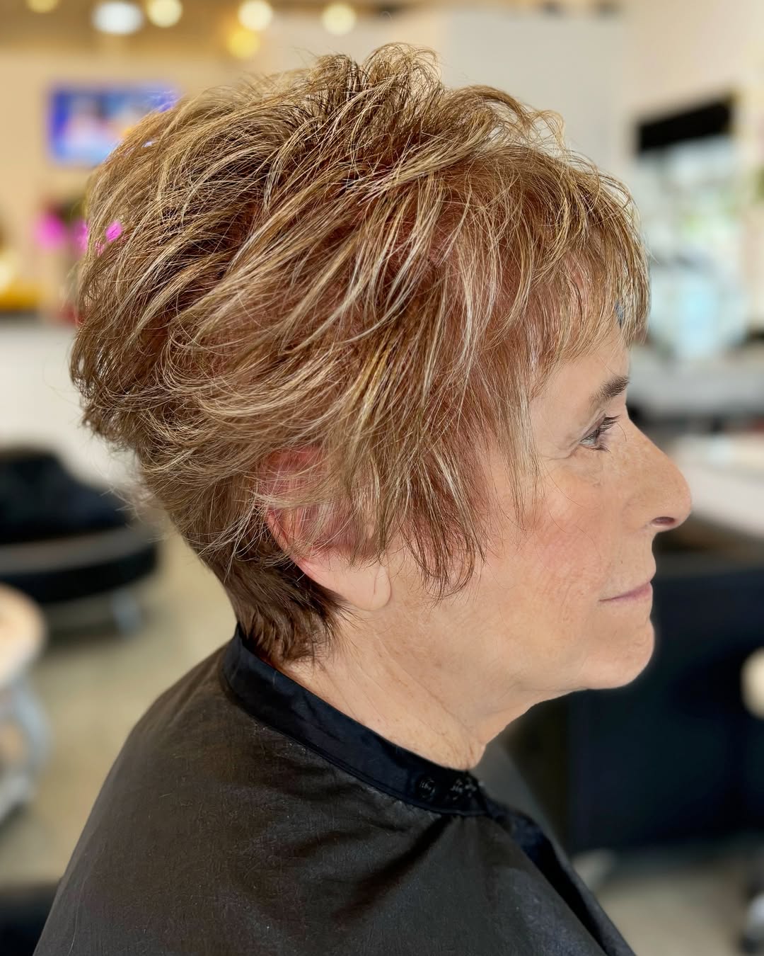 Coupe Pixie longue et bouffante pour les femmes d'âge mûr