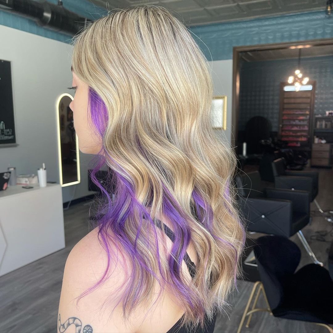 Peekaboo roxo em cabelo louro