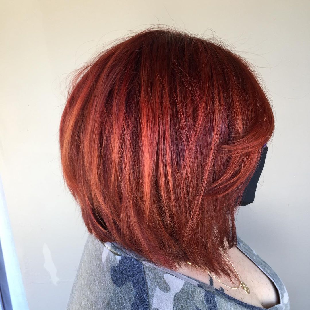 Cheveux roux avec des reflets rouge pâle