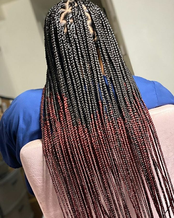 Ombre vermelho em tranças sem nó