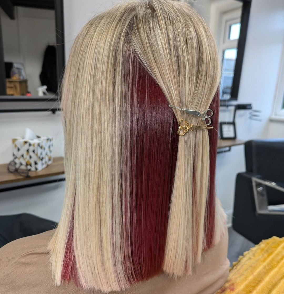 Mèches rouges sur cheveux blonds