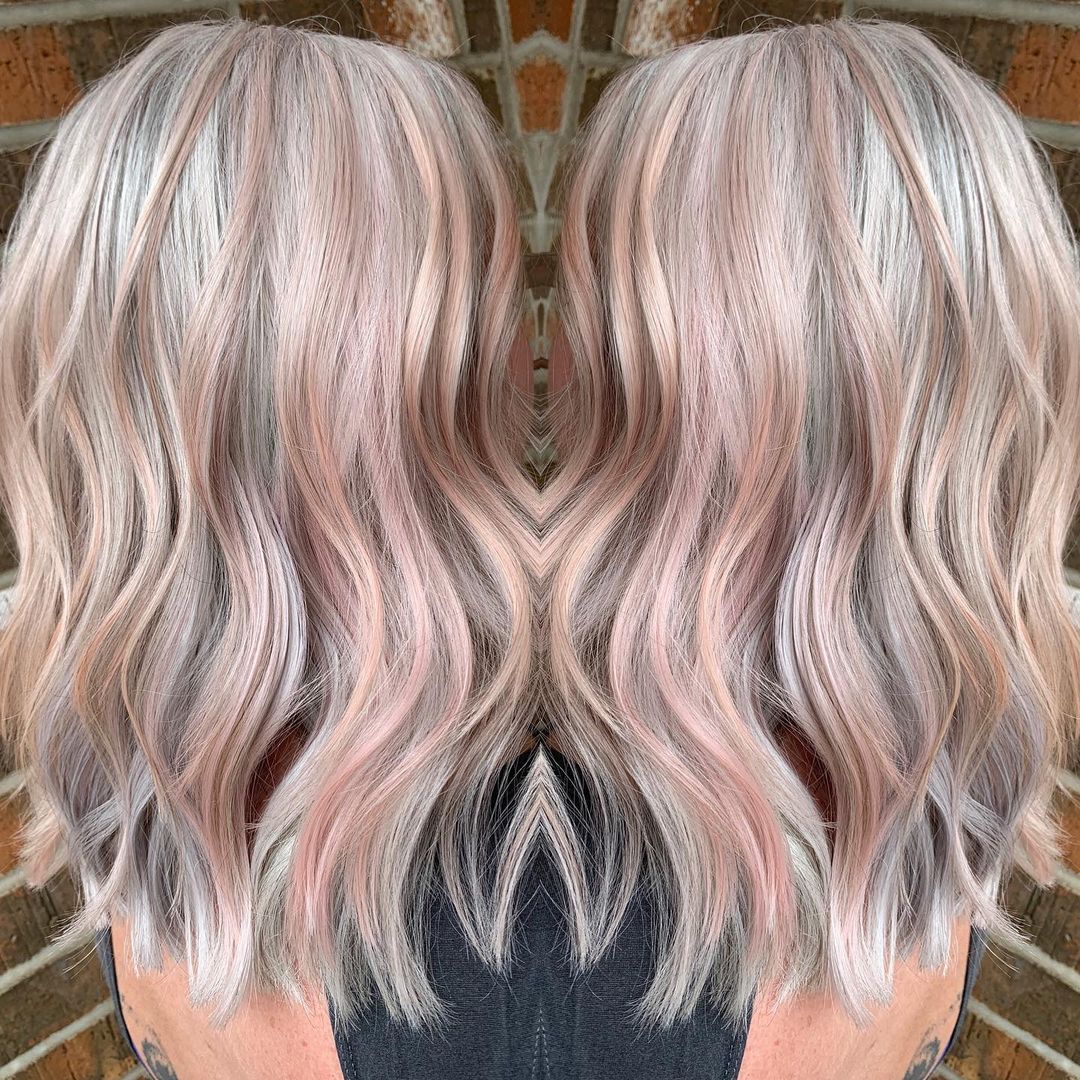 Madeixas Rose Gold em cabelo louro