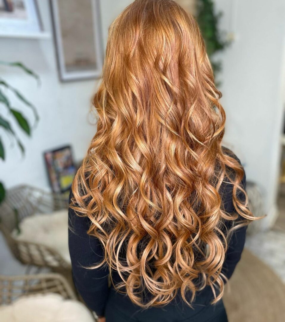 Dark Copper Hair with Blonde Highlights: Bold Glamour for Modern Beauty