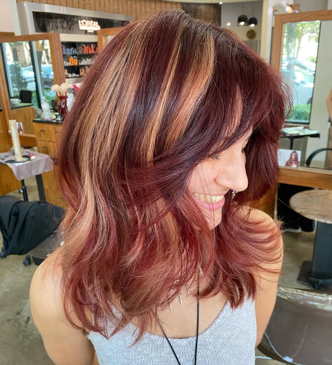 riflessi di fragola su capelli bordeaux