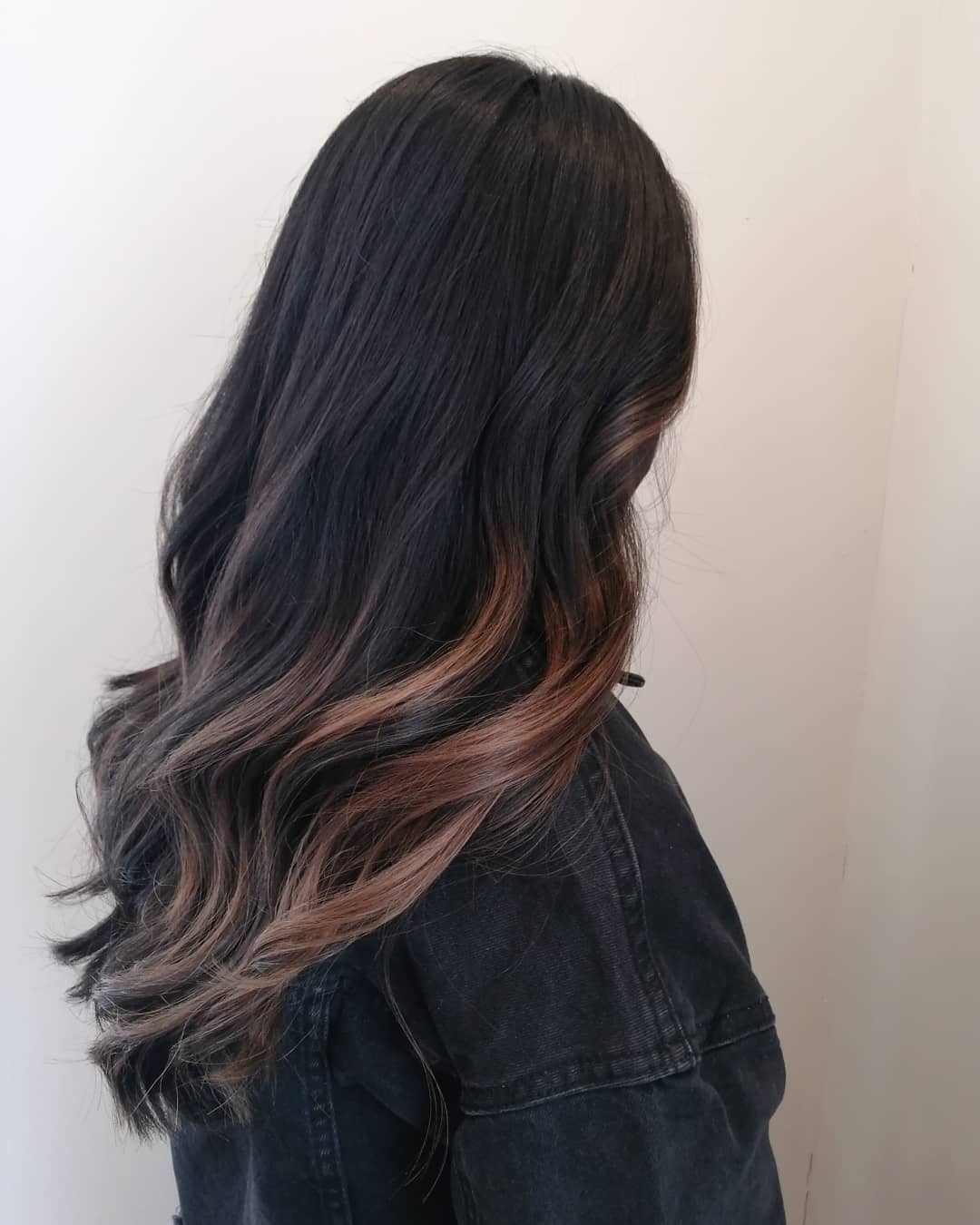 Balayage castanho-avermelhado subtil em cabelo preto