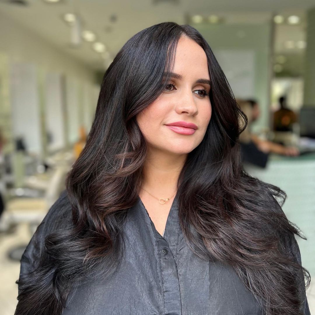 Sutil balayage marrón en el pelo negro