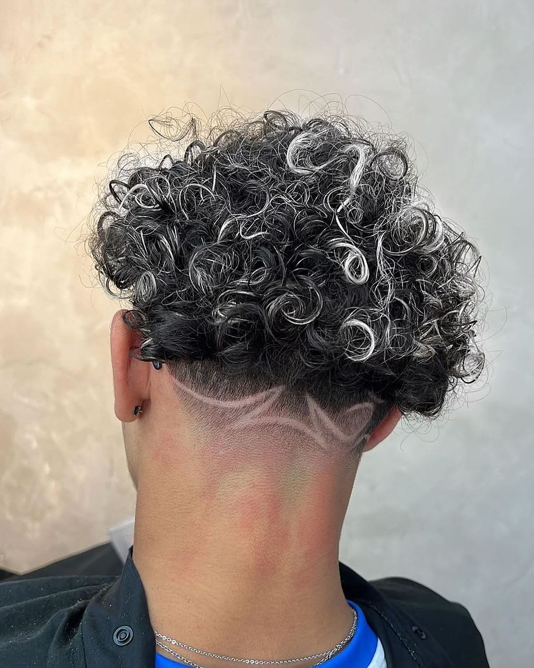 Taper Fade Curly Haircut With A Cool Undercut Design (coupe de cheveux bouclée avec décoloration)