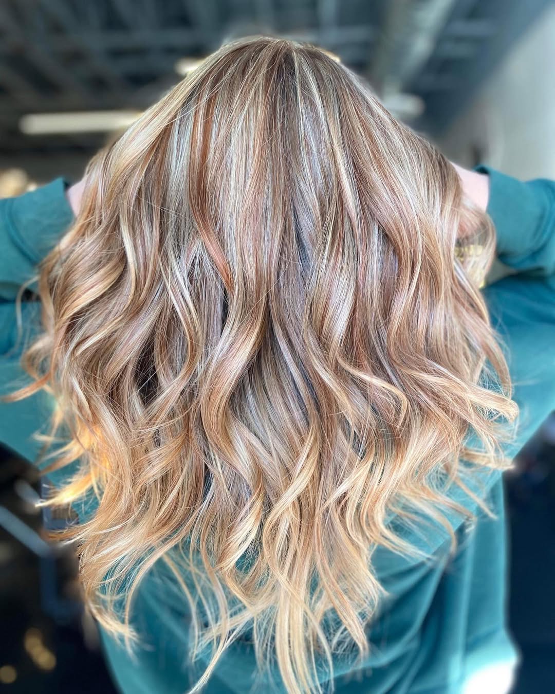 V-vormig blond haar met koperen lowlights