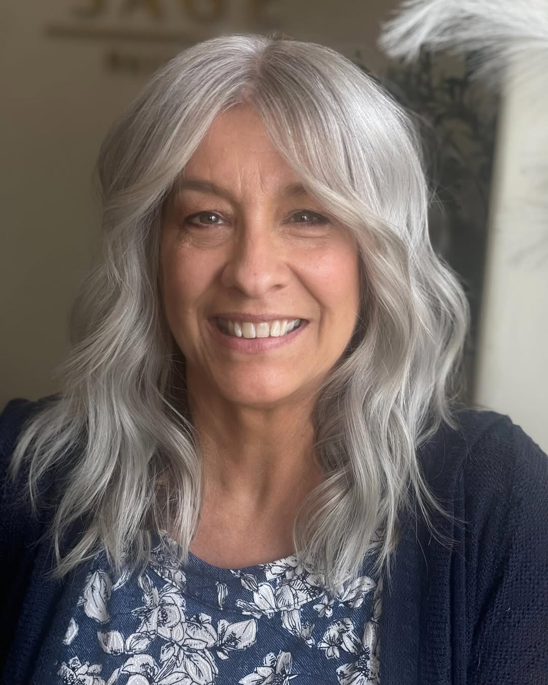 Voluminous Silver Hair Side-Swept Bangs (franges latérales) 