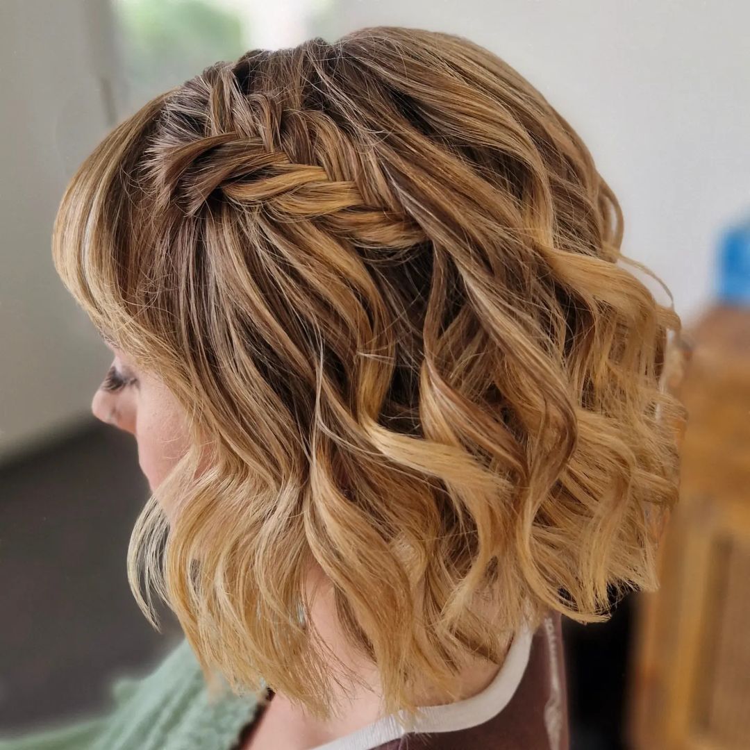 pelo ondulado con trenza lateral