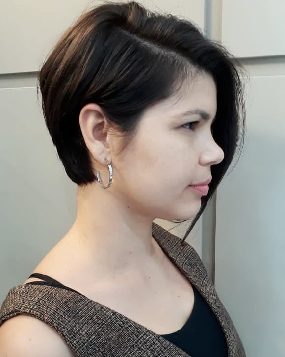 coupe pixie longue et asymétrique pour visage plein