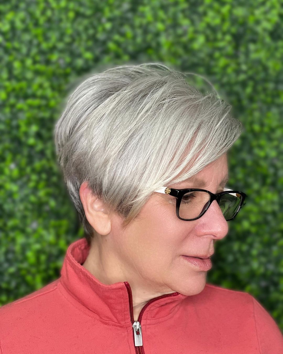 Taglio pixie asimmetrico per donne over 60 con capelli fini