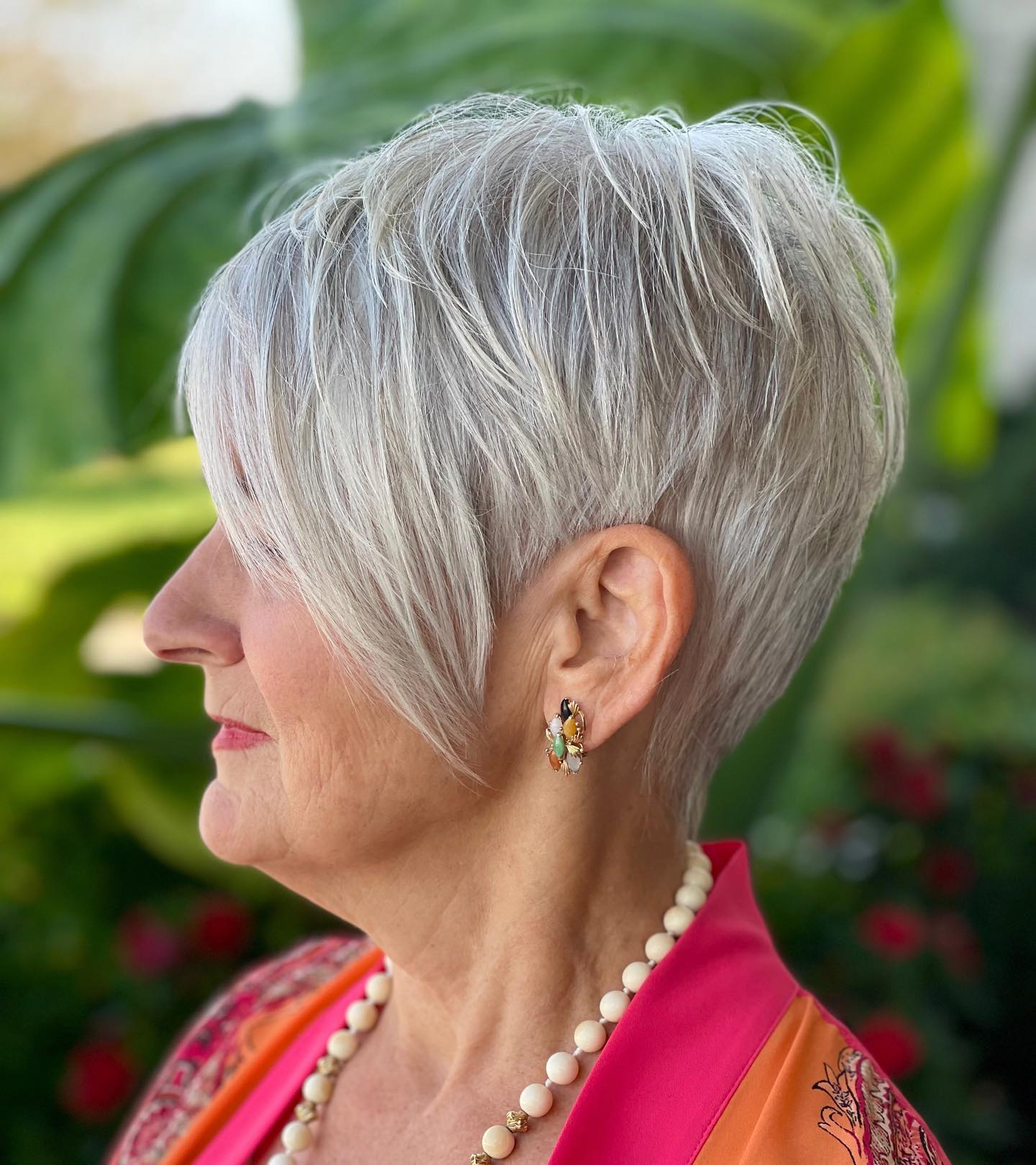 Coupe pixie asymétrique pour les femmes de plus de 60 ans