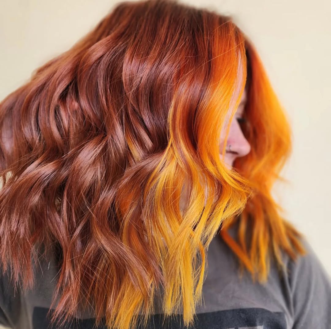 cheveux auburn avec une pièce d'argent orange