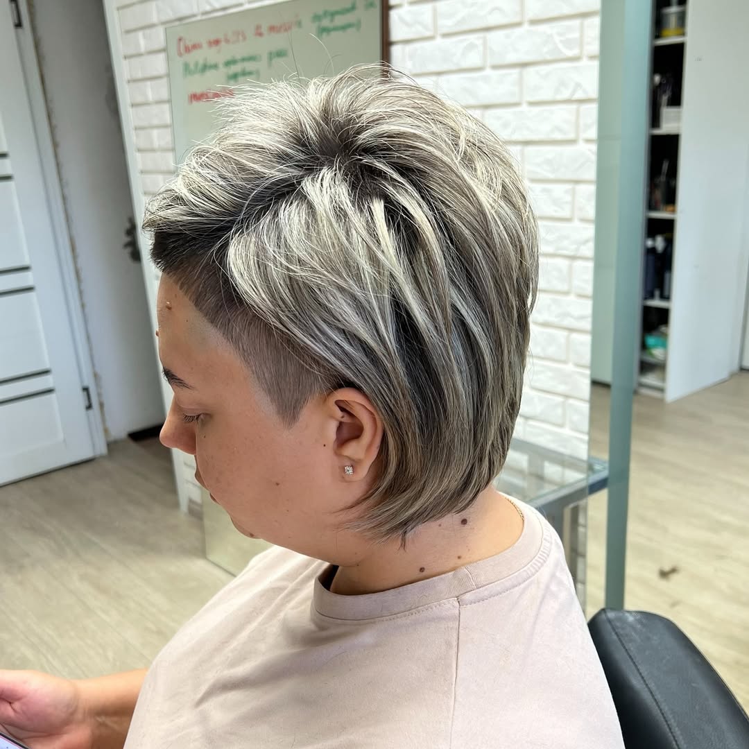 coupe bixie avec undercut pour les femmes de plus de 50 ans