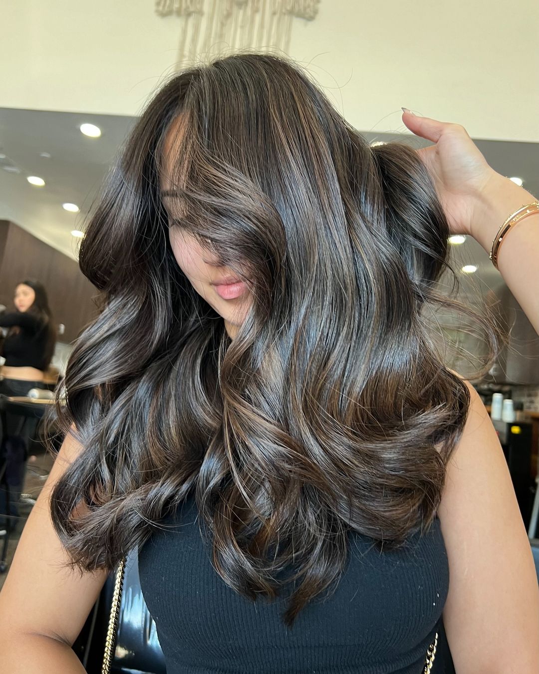 mechas rubias sobre cabello castaño oscuro