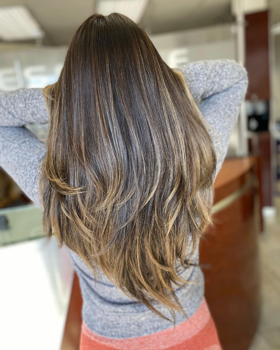 corte de pelo rubio miel balayage en v