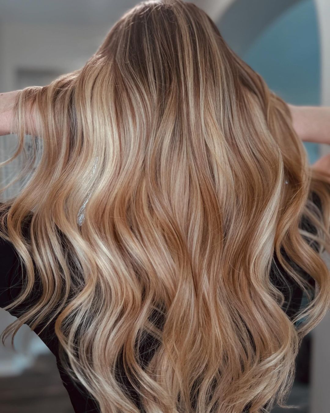 blond haar met koperen lowlights en chocoladewortels