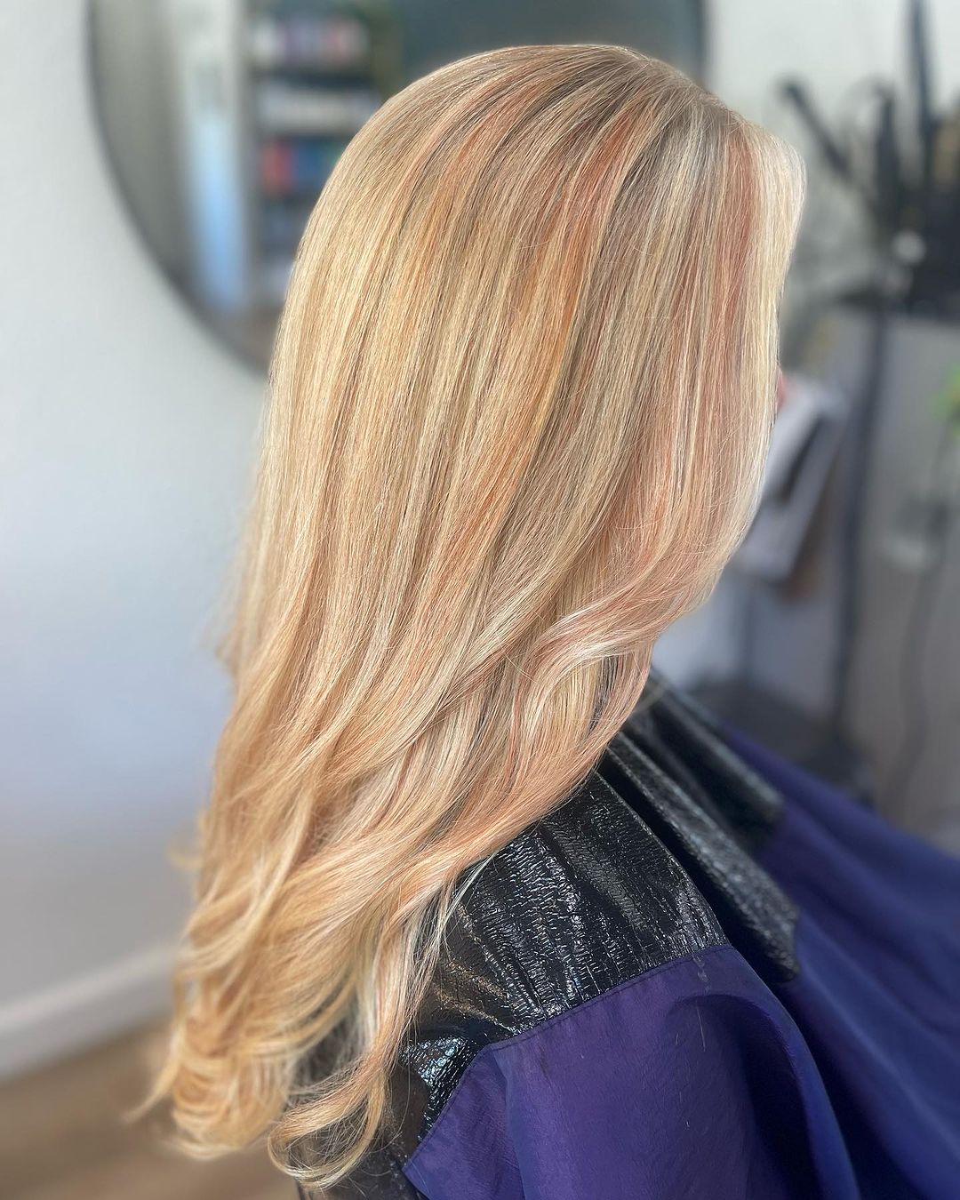 blond haar met licht koperen lowlights