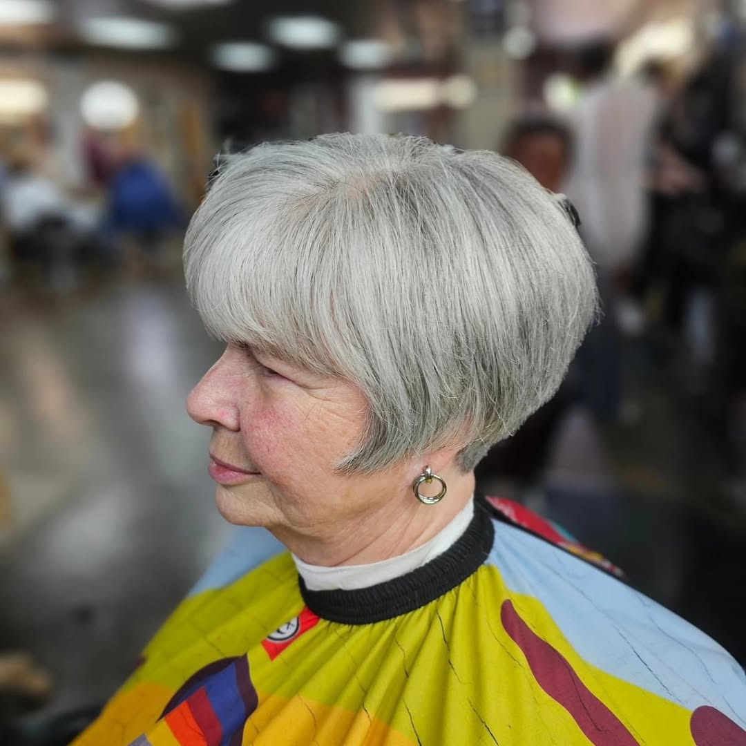 coupe pixie avec de longs favoris pour les femmes âgées aux cheveux fins